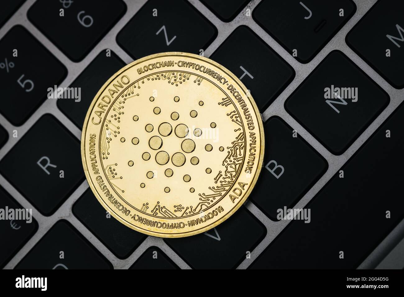Cardano Ada gros plan de la pièce de crypto-monnaie sur un clavier Photo  Stock - Alamy