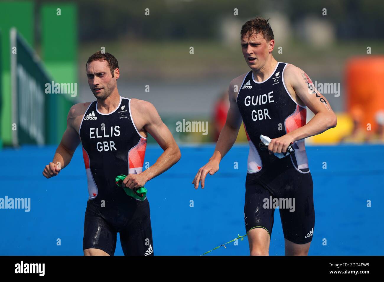 Tokyo, Japon. 28 août 2021. Dave Ellis et partenaire de compétition Luke Pollard (GBR) Triathlon : le PTVI masculin lors des Jeux paralympiques de Tokyo 2020 au Parc marin d'Odaiba à Tokyo, Japon . Credit: Yohei Osada/AFLO SPORT/Alay Live News Banque D'Images