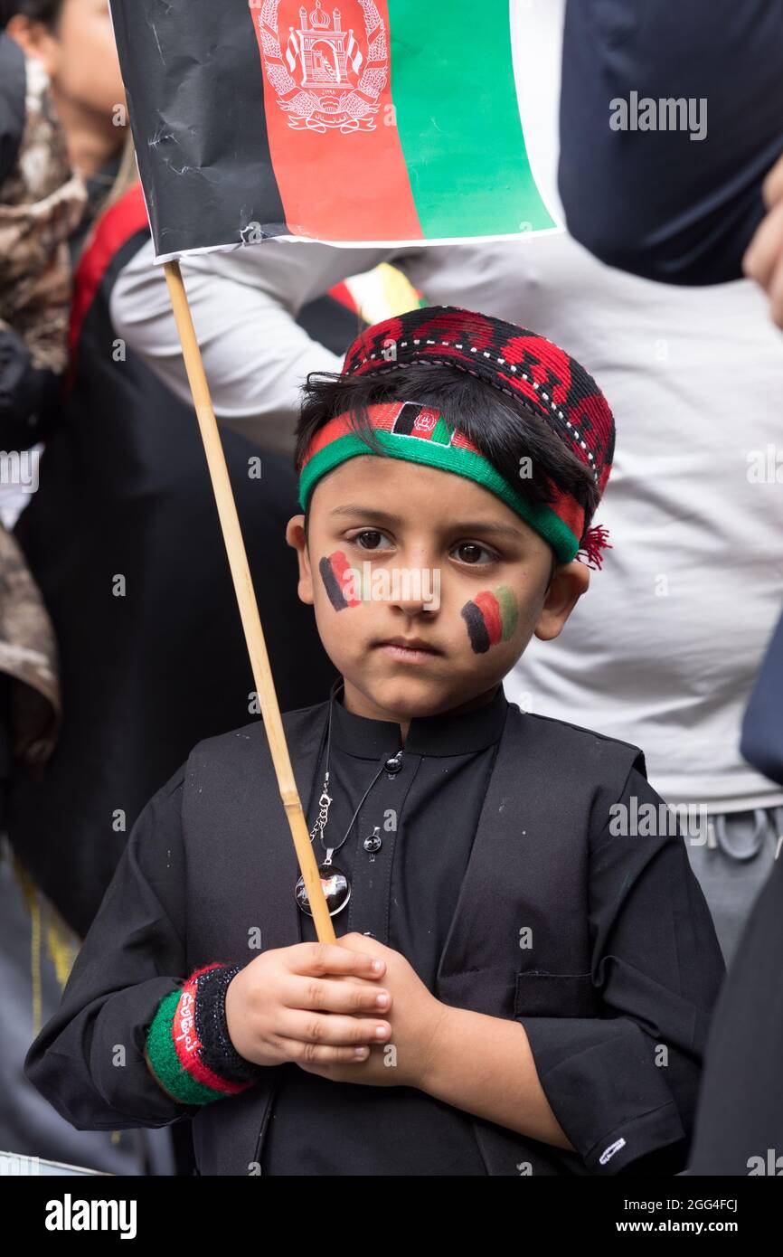 Londres, Royaume-Uni. 28 août 2021. Un enfant afghan aux couleurs du drapeau de l'Afghanistan, lors de la manifestation à Westminster. Les Afghans se sont rassemblés à Londres, organisé par le Watan, pour condamner les actes de terrorisme commis par les talibans en Afghanistan. Le Watan en tant qu'organisation de sensibilisation à la crise humanitaire actuelle en Afghanistan et cherche à unir les forces étrangères pour rétablir la paix dans le pays. Ils exigent que les guerres par procuration soient arrêtées maintenant en Afghanistan. (Photo de Belinda Jiao/SOPA Images/Sipa USA) crédit: SIPA USA/Alay Live News Banque D'Images