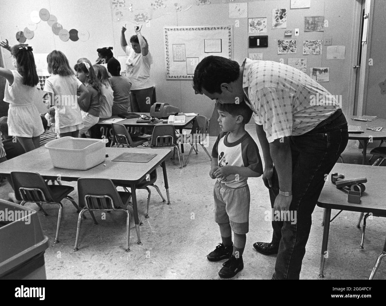 Austin Texas États-Unis, vers 1995: Un père dépose un enfant dans un centre privé de garde d'enfants. ©Bob Daemmrich Banque D'Images