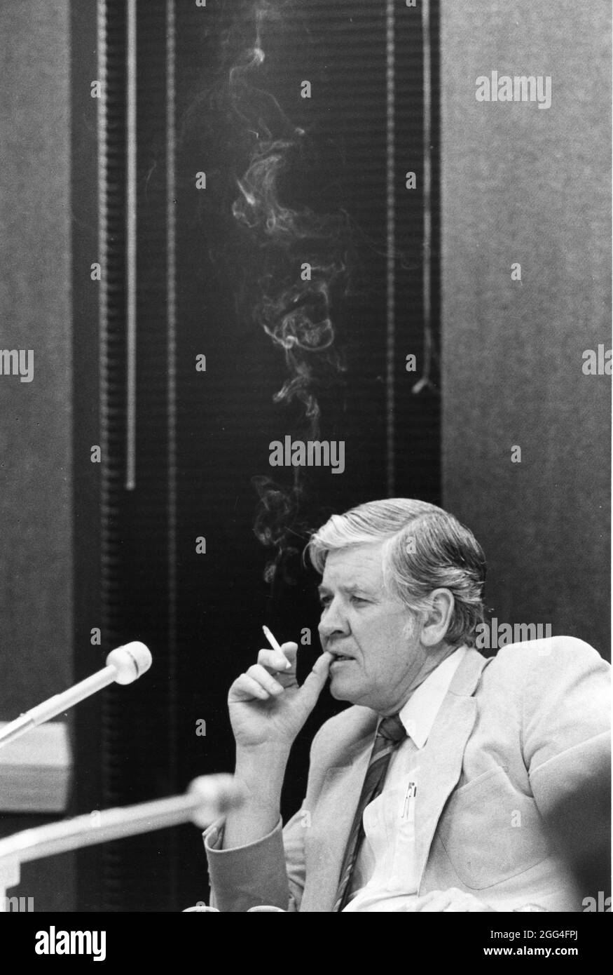 Austin Texas USA, vers 1989: Un législateur d'État de sexe masculin fume une cigarette à l'audience du comité. ©Bob Daemmrich Banque D'Images