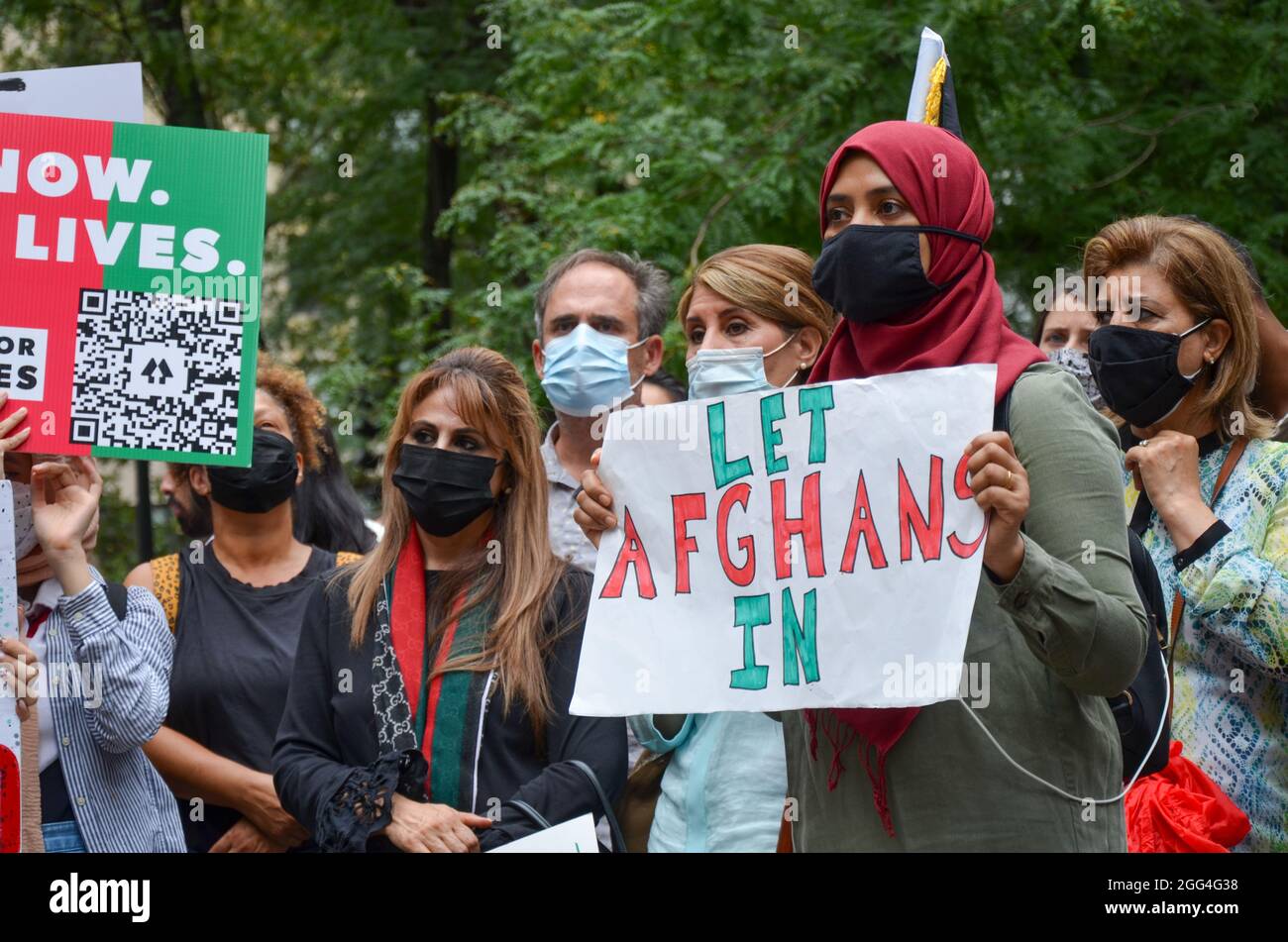 New York, États-Unis. 28 août 2021. Des centaines de personnes se sont rassemblées à la bibliothèque Bryant Park de New York pour critiquer la décision des États-Unis de retirer les troupes américaines d'Afghanistan et d'exiger que tous les réfugiés entrent aux États-Unis. (Photo de Ryan Rahman/Pacific Press) crédit: Pacific Press Media production Corp./Alay Live News Banque D'Images