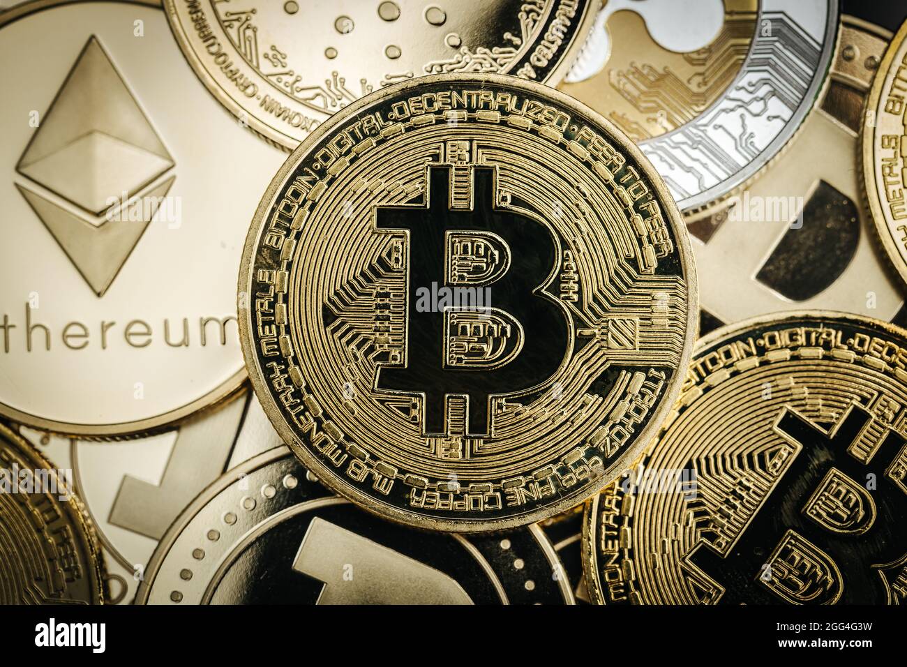 Gros plan sur la pièce physique Bitcoin, en plus des autres pièces de  crypto-monnaie Photo Stock - Alamy