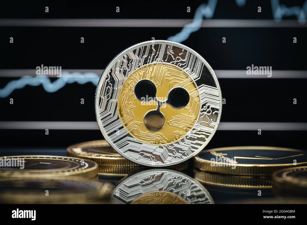 Ripple XRP crypto-monnaie, pièce physique gros plan devant un tableau de  prix Photo Stock - Alamy