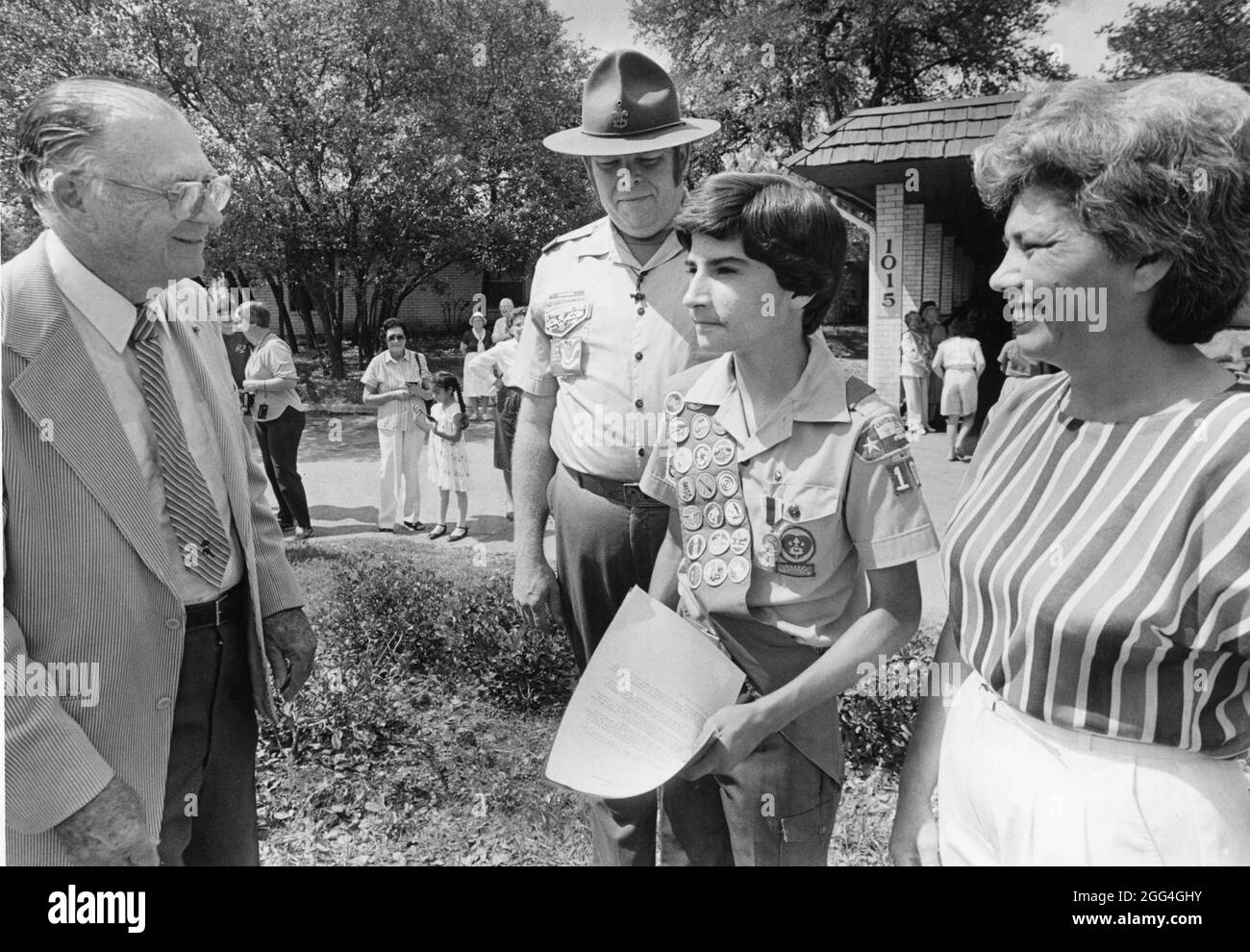 Austin Texas USA, 1984 : Boy Scout portant son uniforme reçoit un prix d'un représentant des fils de la Révolution américaine pour la construction d'un mât de drapeau dans une maison de retraite dans le cadre de son projet Eagle Scout. ©Bob Daemmrich Banque D'Images