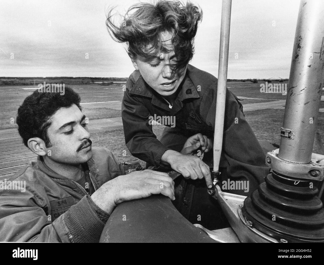 Fort Hood, Texas USA,1984 : mécaniciens d'hélicoptères masculins et féminins au travail sur le poste de l'armée américaine dans le centre du Texas. ©Bob Daemmrich Banque D'Images