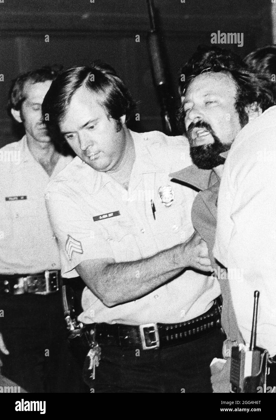 Austin Texas USA, vers 1988 : la police arrête un homme qui a retenu sa femme en otage dans leur maison. ©Bob Daemmrich Banque D'Images Austin Texas USA, vers 1988 : la police arrête un homme qui a retenu sa femme en otage dans leur maison. ©Bob Daemmrich Banque D'Images