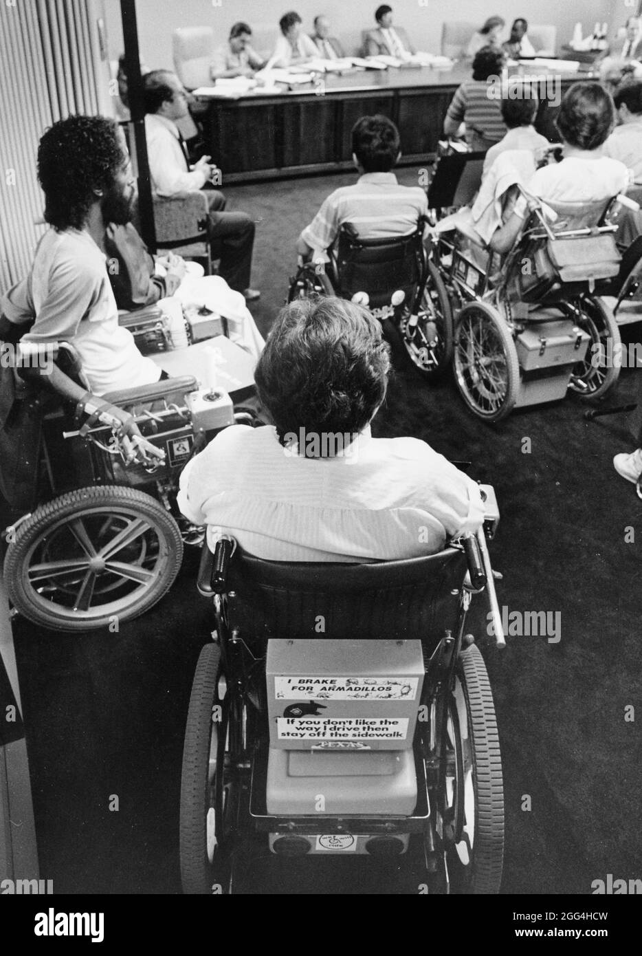 1987: Les membres de la communauté handicapée viennent en force à la réunion du conseil des transports de la ville pour préconiser un service d'autobus plus accessible. Banque D'Images