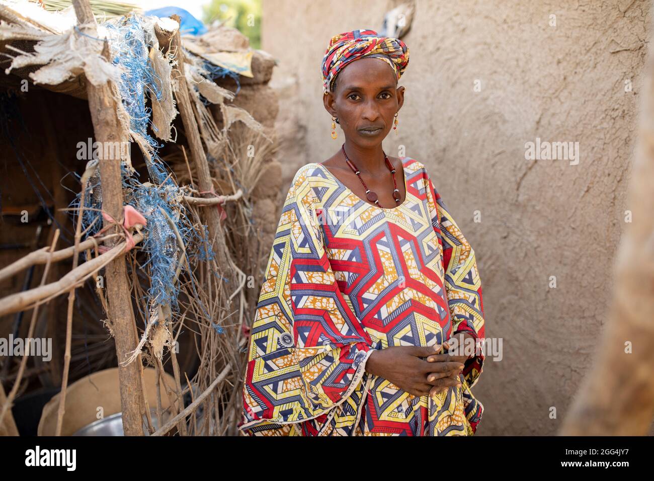 Aichata Sidibe (âge inconnu) est la mère de trois enfants, qui attend un quatrième. Ils vivent dans une petite hutte à chambre simple dans le village de Siemana, au Mali, alors que son mari a quitté la région pour trouver du travail. Trouver suffisamment de nourriture pour nourrir la famille présente un défi constant, et les enfants ont souvent faim. « lorsque les enfants ne reçoivent pas de nourriture, ils tombent malades », a-t-elle déclaré. « ce n’est pas pour très longtemps, mais je dois alors compter sur Dieu. » Crise du Sahel 2021 ; Barouéli cercle, Mali. 23 févr. 2021. Photo de Jake Lyell. Banque D'Images