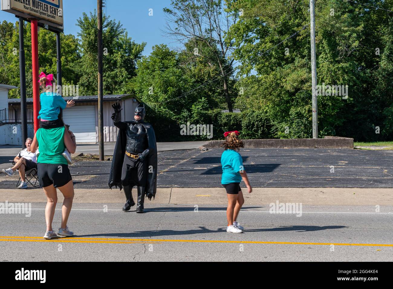 Elizabethtown, KY, Etats-Unis, 28 août 2021, « Batman » Waves aux participants de la Heartland Homecoming Parade 2021 mars. Crédit : Brian Koellish/Alamy Live News Banque D'Images