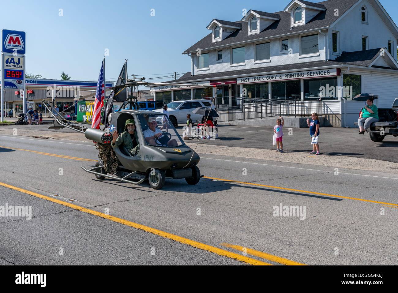 Elizabethtown, Kentucky, États-Unis, 28 août 2021. Le flotteur en hommage aux anciens combattants du Vietnam descend Dixie Avenue lors de la Heartland Homecoming Parade 2021. Crédit : Brian Koellish/Alamy Live News Banque D'Images