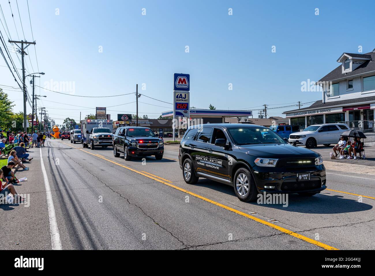 Elizabethtown, Kentucky, États-Unis, 28 août 2021. Des véhicules des forces de l'ordre de diverses agences locales parcourent l'avenue Dixie pendant la parade des personnes à domicile Heartland 2021. Crédit : Brian Koellish/Alamy Live News Banque D'Images