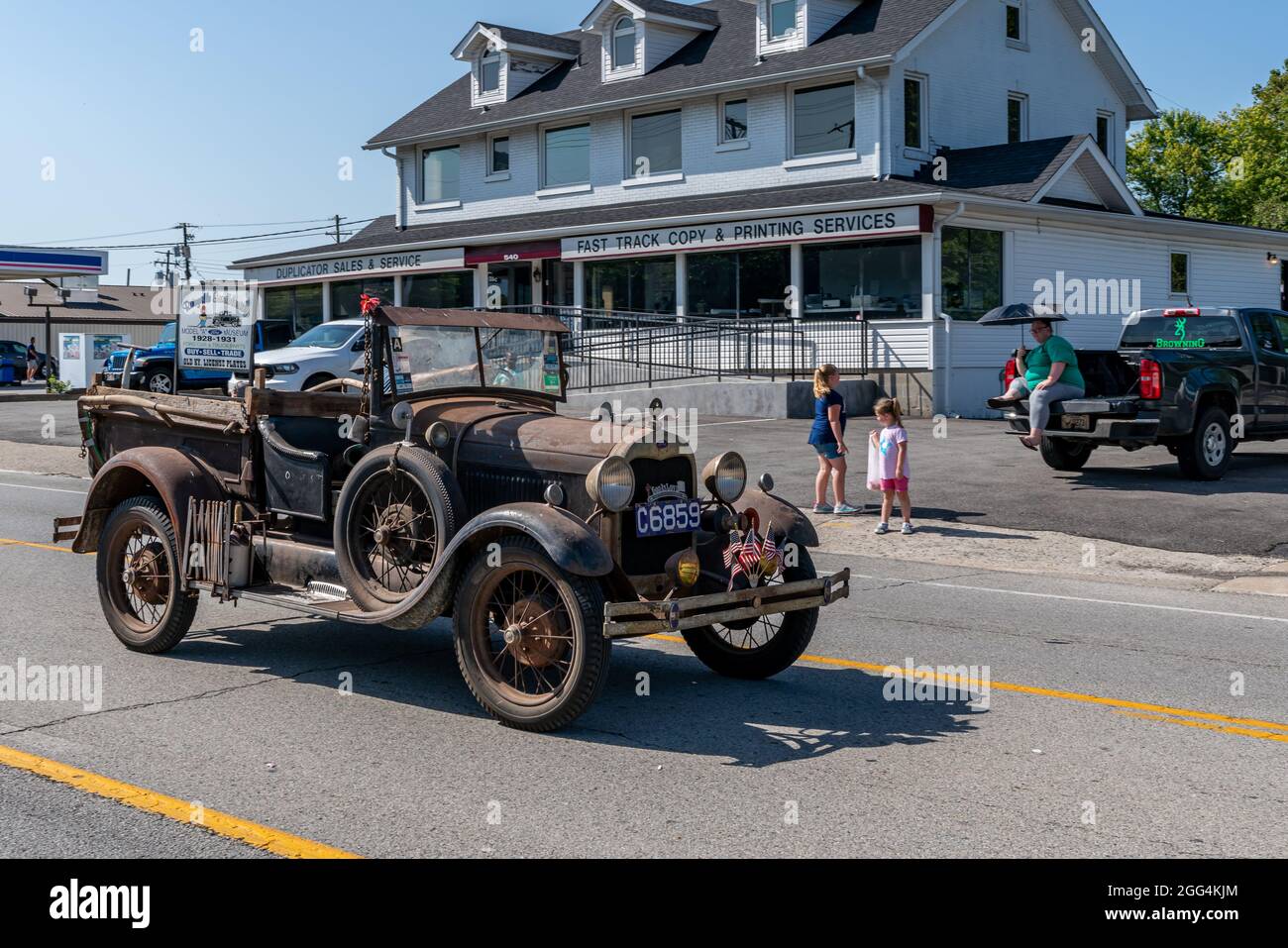 Elizabethtown, Kentucky, États-Unis, 28 août 2021. Un ancien Ford voyage sur Dixie Avenue pendant la Heartland Homecoming Parade 2021. Crédit : Brian Koellish/Alamy Live News Banque D'Images