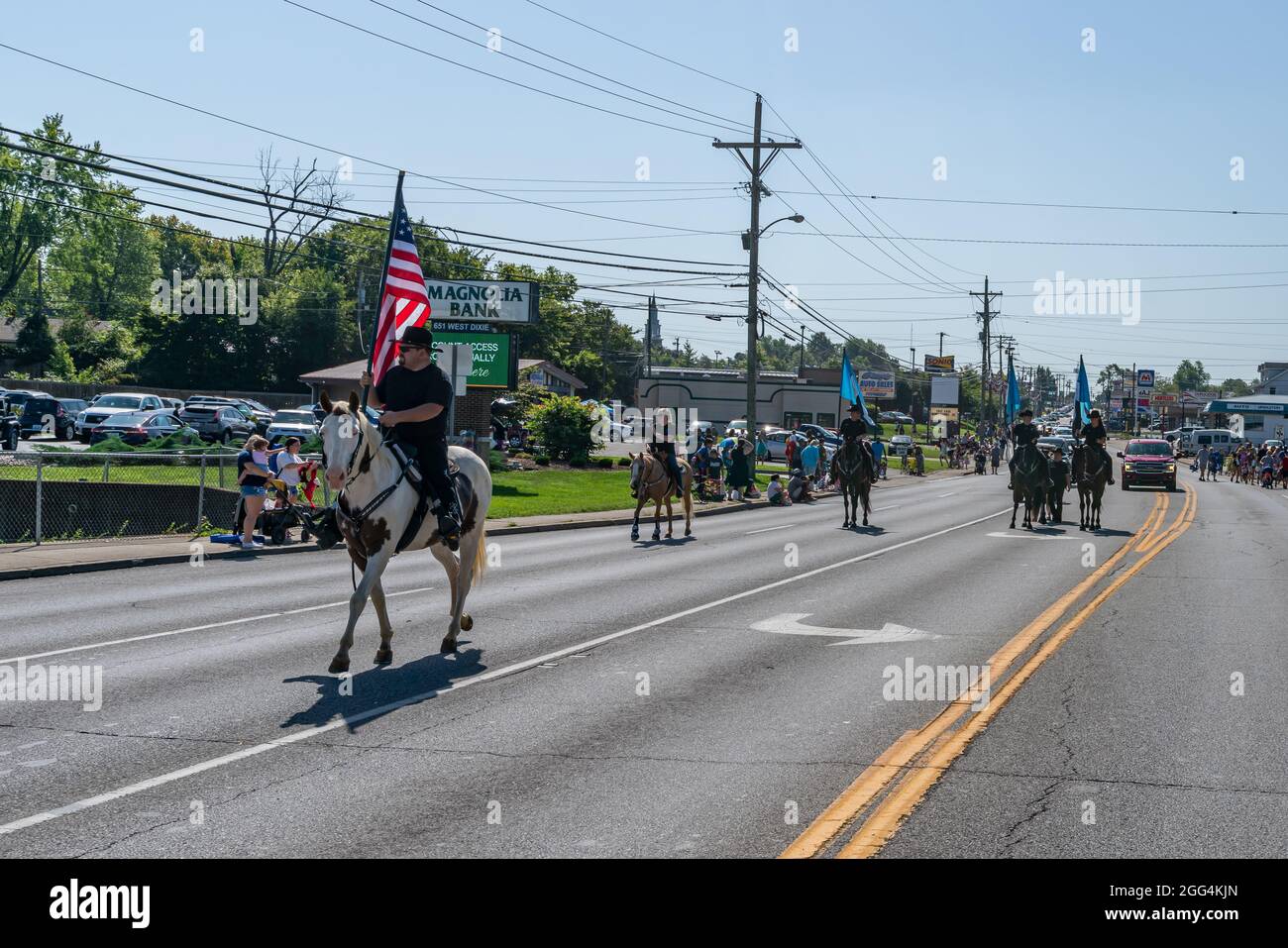 Elizabethtown, Kentucky, États-Unis, 28 août 2021. Le drapeau américain est porté à cheval sur Dixie Avenue pendant la Heartland Homecoming Parade 2021. Crédit : Brian Koellish/Alamy Live News Banque D'Images
