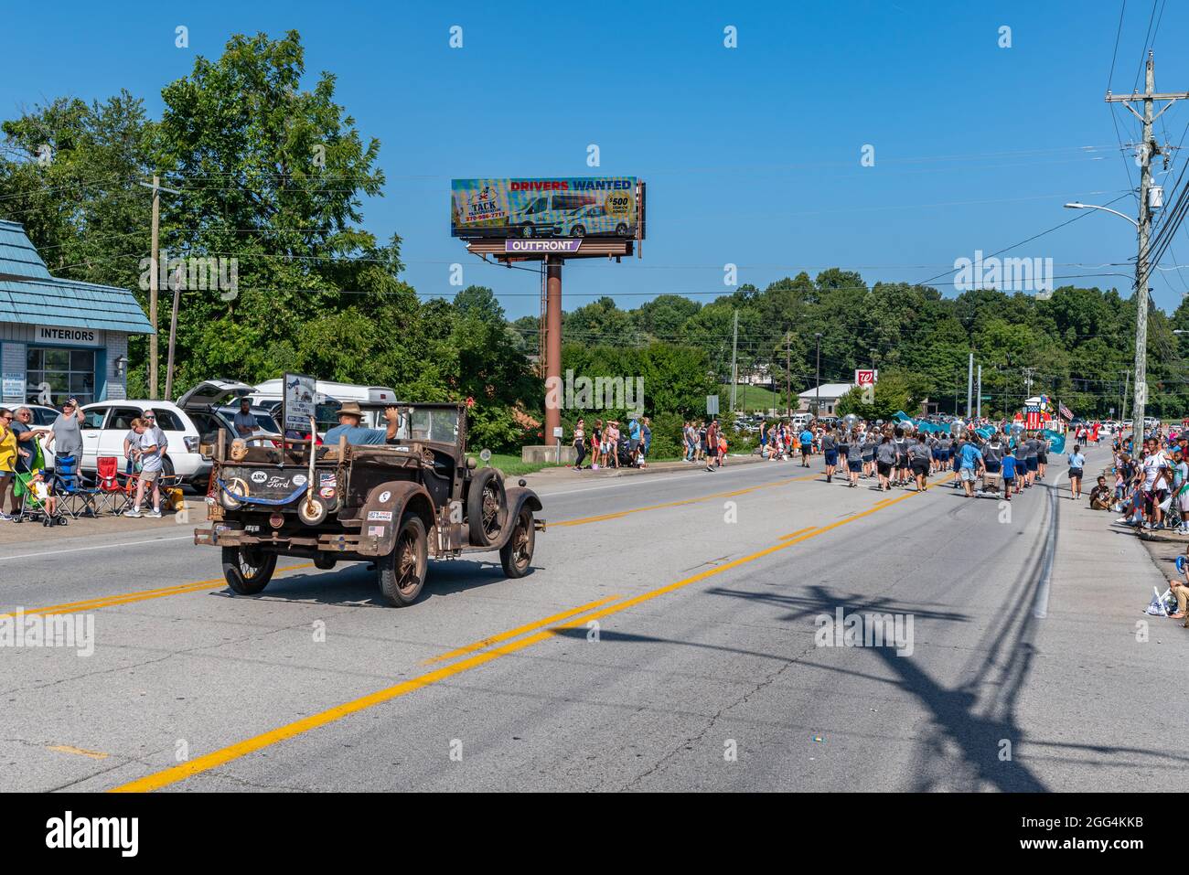 Elizabethtown, Kentucky, États-Unis, 28 août 2021. Un ancien Ford voyage sur Dixie Avenue pendant la Heartland Homecoming Parade 2021. Crédit : Brian Koellish/Alamy Live News Banque D'Images