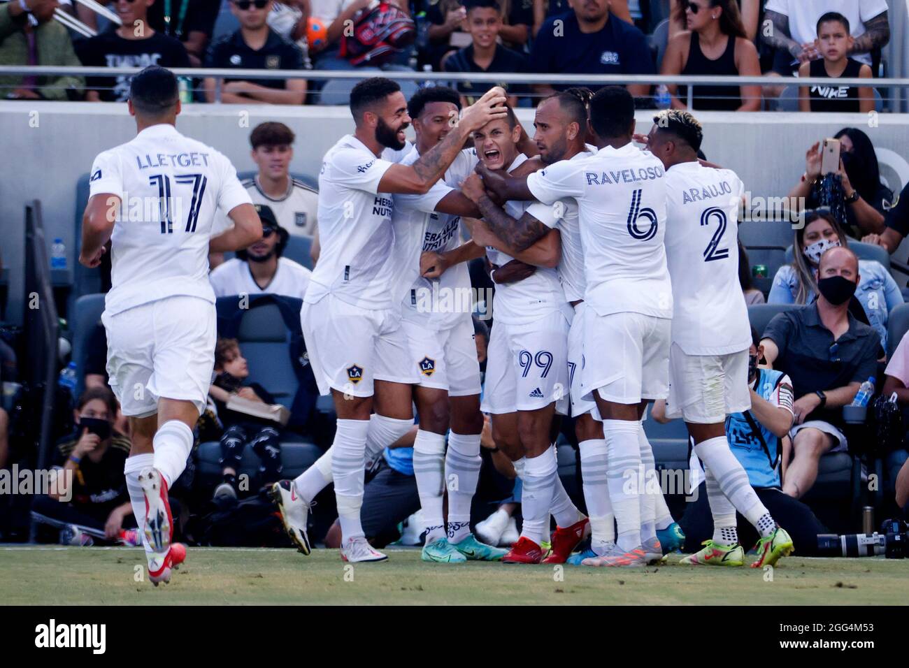 Los Angeles, Californie, États-Unis. 28 août 2021. Dejan Joveljic, un avant-titre DE LA Galaxie (99), célèbre avec ses coéquipiers après avoir obtenu son score lors d'un match de football MLS entre la Galaxy et le Los Angeles FC à Los Angeles, le samedi 28 août 2021. Le jeu s'est terminé par un tirage de 3-3. (Image de crédit : © Ringo Chiu/ZUMA Press Wire) Banque D'Images