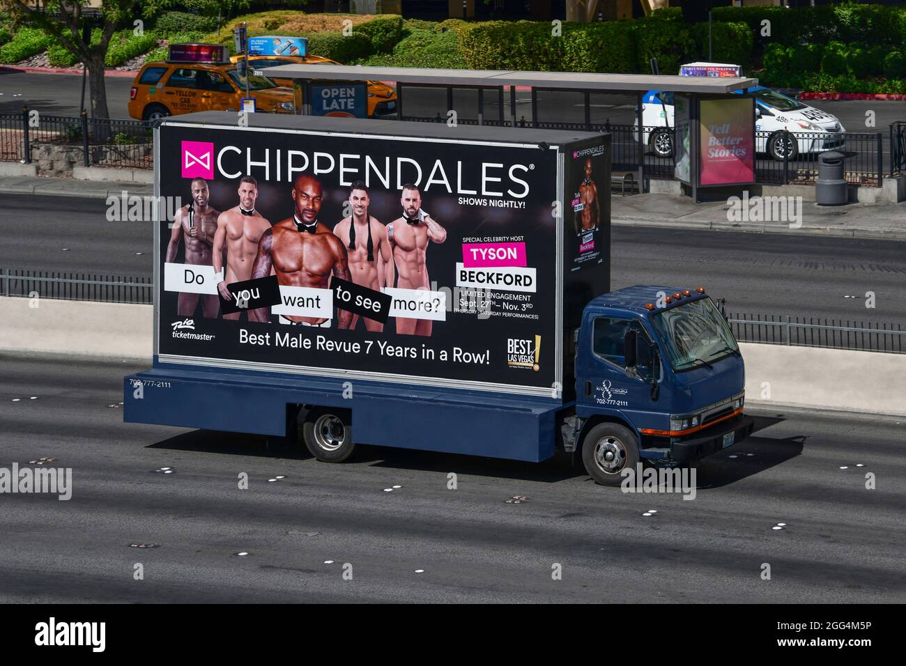 Nevada USA 03-10-18 UNE grande affiche du spectacle Chippendales est annoncée sur des panneaux d'affichage mobiles magnifiquement conçus le long des principales avenues de Las Vegas Banque D'Images