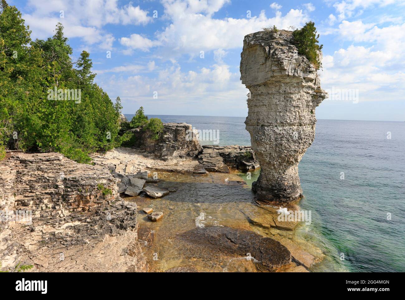 Le pilier rocheux s'élève des eaux de la baie Georgienne, sur l'île Flowerpot, dans le parc marin national Fathom Five, lac Huron, Canada Banque D'Images