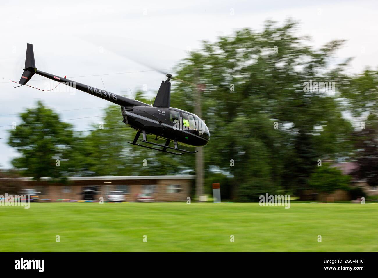 Un hélicoptère Robinson R44 Raven II vole près du sol en Angola, dans l'Indiana, aux États-Unis. Banque D'Images