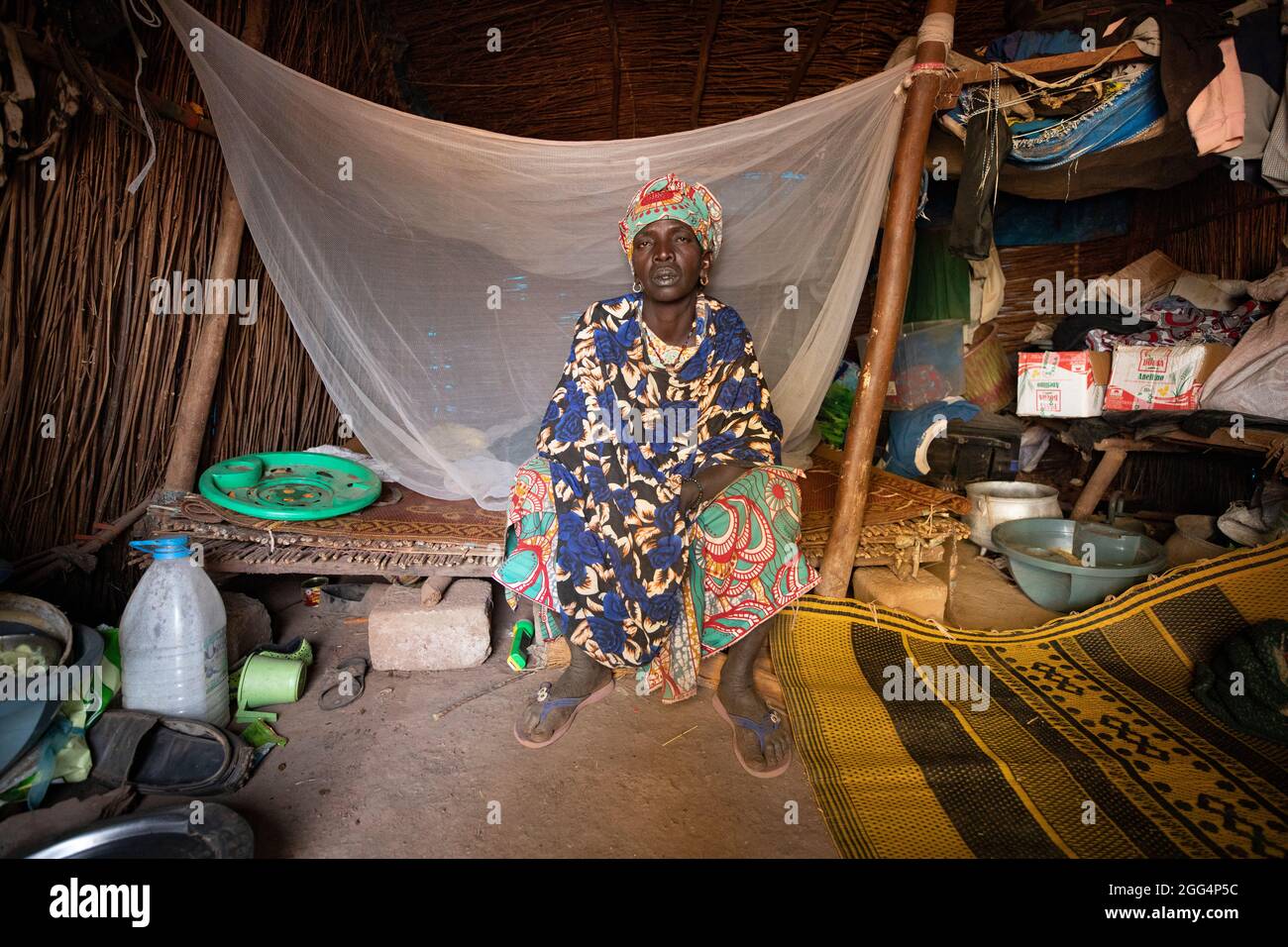 Une femme est assise dans son abri de fortune dans le camp de Senou, à la limite sud de Bamako, au Mali, où les personnes déplacées qui ont fui la violence dans le nord du pays ont cherché la sécurité. Banque D'Images