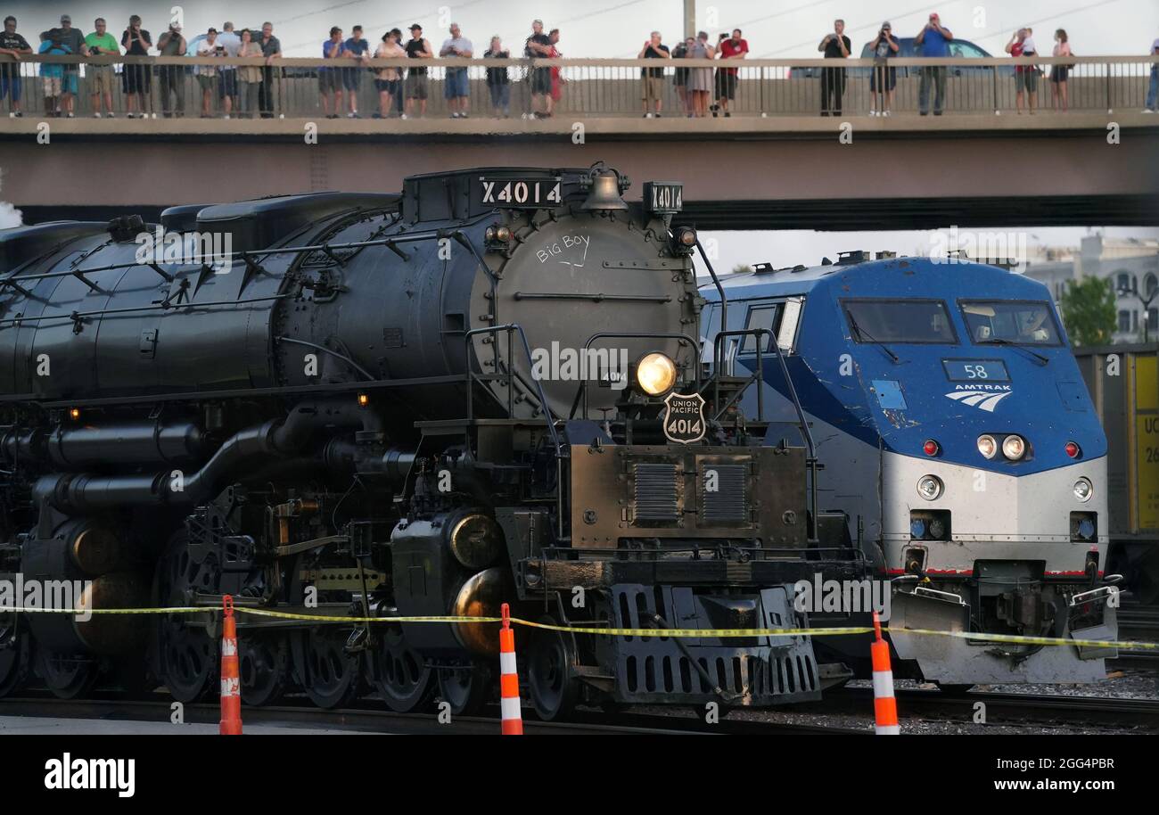 St. Louis, États-Unis. 28 août 2021. Un train de voyageurs Amtrack numéro 58, tire le long de Side Union Pacific 4014 Big Boy Steam Locomotive alors qu'il se met à la gare Amtrak de St. Louis le samedi 28 août 2021. La plus grande locomotive à vapeur du monde est en tournée de cinq semaines qui comprend des événements publics dans cinq grandes villes, ainsi que de brefs arrêts de sifflement dans plus de 90 autres communautés. Photo par Bill Greenblatt/UPI crédit: UPI/Alay Live News Banque D'Images