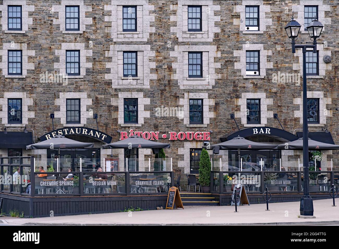 Halifax, Canada - le 23 août 2019 : les anciens bâtiments historiques d'entrepôt en pierre de la région portuaire ont été convertis en restaurants et en attractions touristiques Banque D'Images