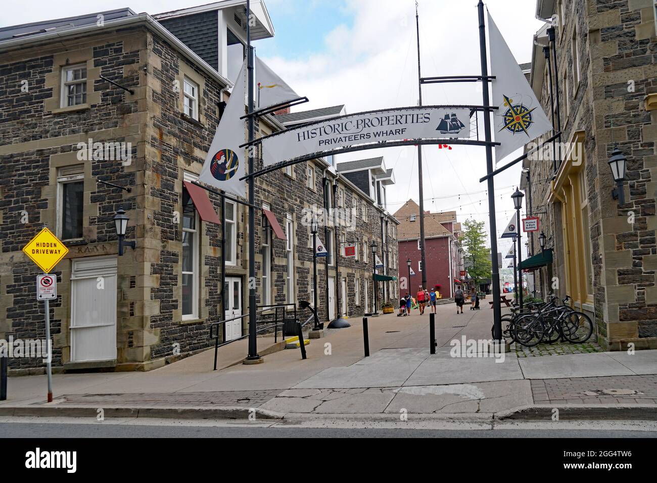 Halifax, Canada - le 23 août 2019 : les anciens bâtiments historiques d'entrepôt en pierre de la région portuaire ont été convertis en restaurants et en attractions touristiques Banque D'Images