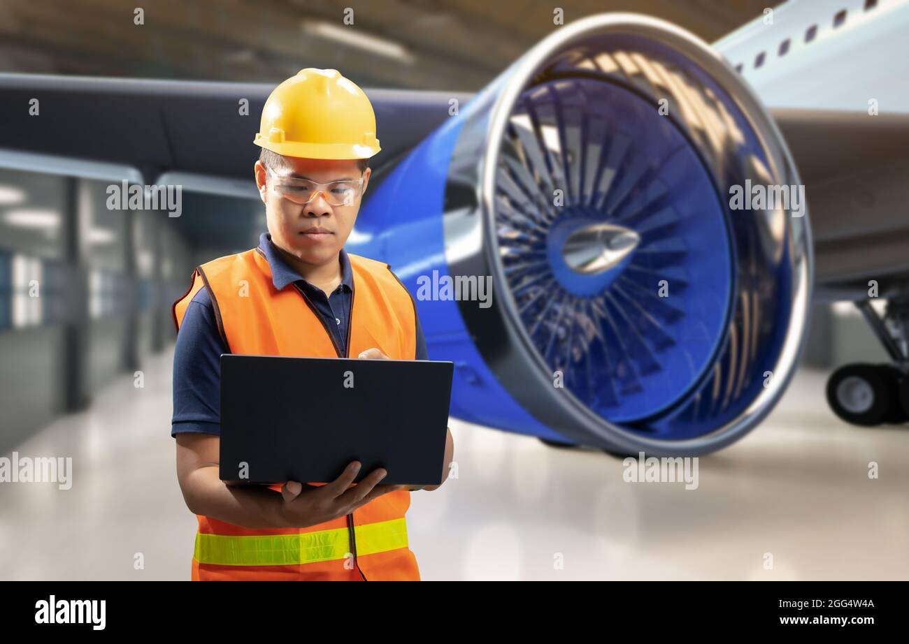 Ingénieur asiatique ou technicien en avion dans un hangar Banque D'Images