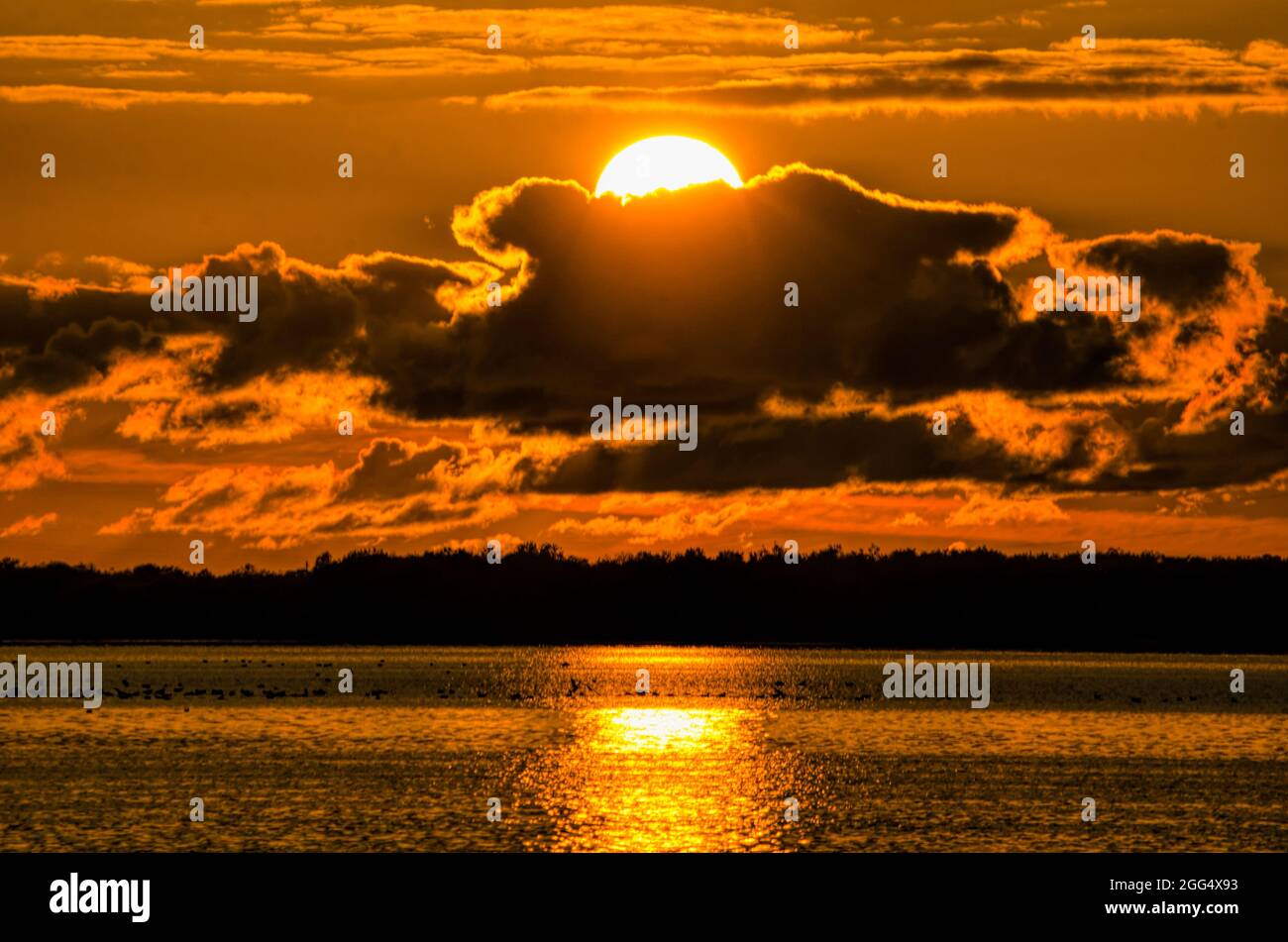 Magnifique coucher de soleil. Le soleil descend derrière les nuages Banque D'Images