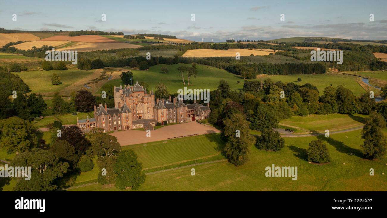 27 août 2021Château de Thirlesane Lauder. Scottish Border.s Scottish, UK UK Scottish Weather Thirlestane Castle, près de Lauder, vu d'en haut, lors d'une magnifique journée de fin d'été avec des cieux bleus, des champs verts et des collines. Crédit : phil wilkinson/Alay Live News Banque D'Images