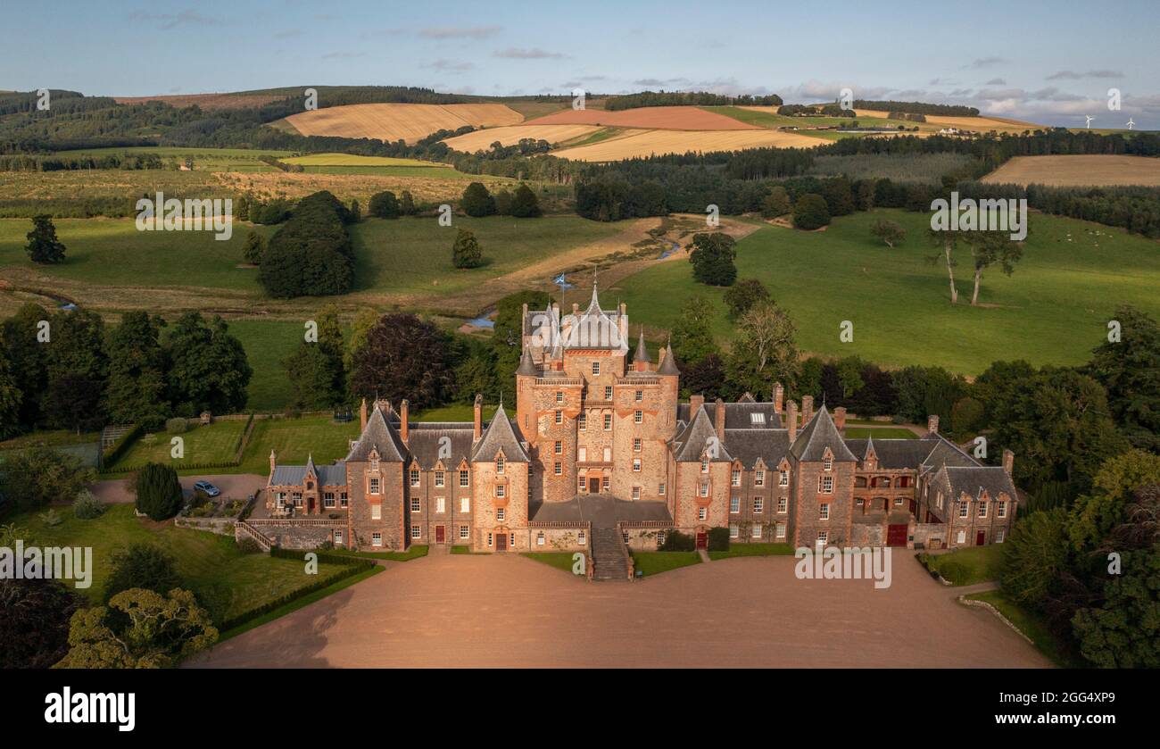 27 août 2021Château de Thirlesane Lauder. Scottish Border.s Scottish, UK UK Scottish Weather Thirlestane Castle, près de Lauder, vu d'en haut, lors d'une magnifique journée de fin d'été avec des cieux bleus, des champs verts et des collines. Crédit : phil wilkinson/Alay Live News Banque D'Images