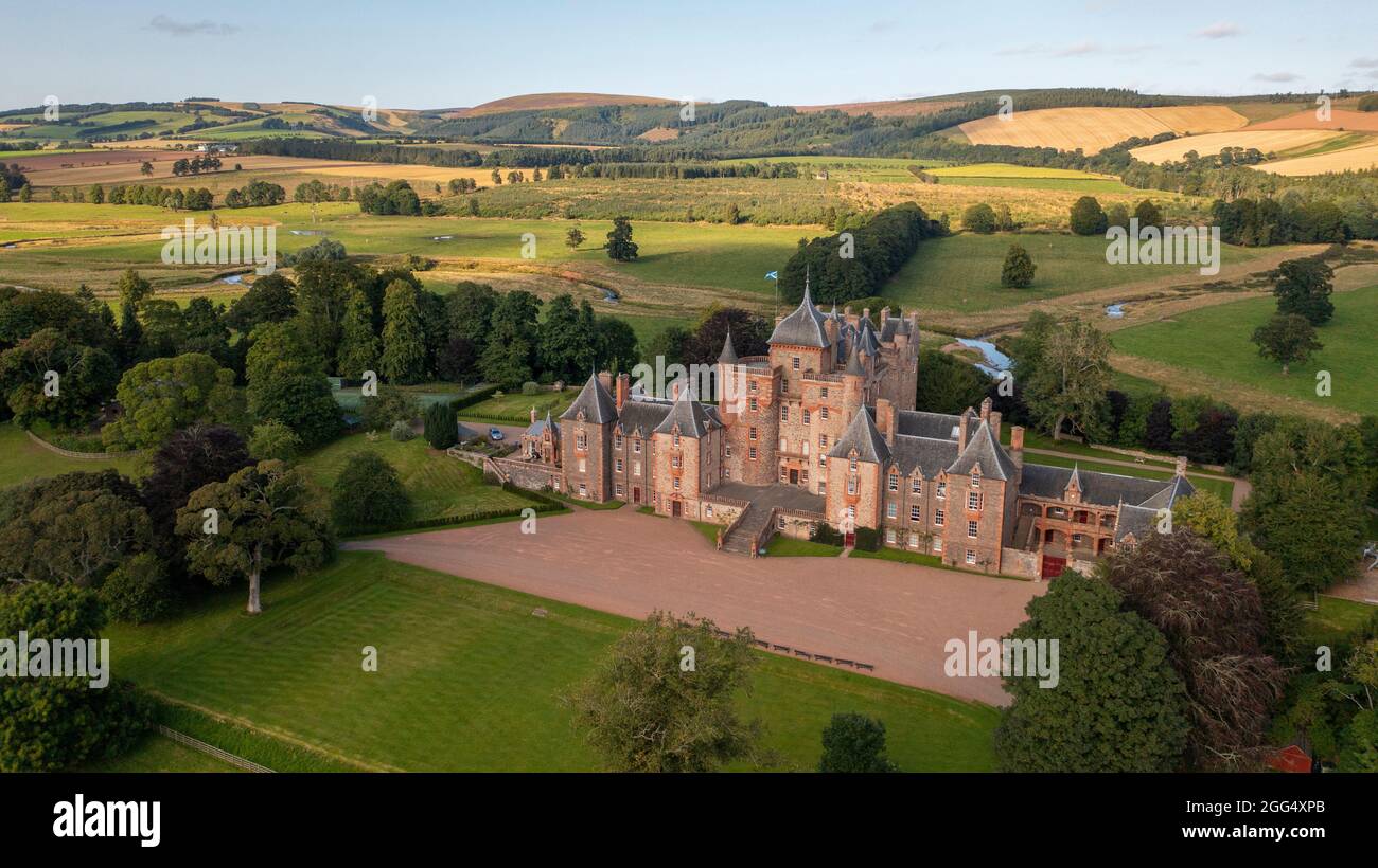 27 août 2021Château de Thirlesane Lauder. Scottish Border.s Scottish, UK UK Scottish Weather Thirlestane Castle, près de Lauder, vu d'en haut, lors d'une magnifique journée de fin d'été avec des cieux bleus, des champs verts et des collines. Crédit : phil wilkinson/Alay Live News Banque D'Images