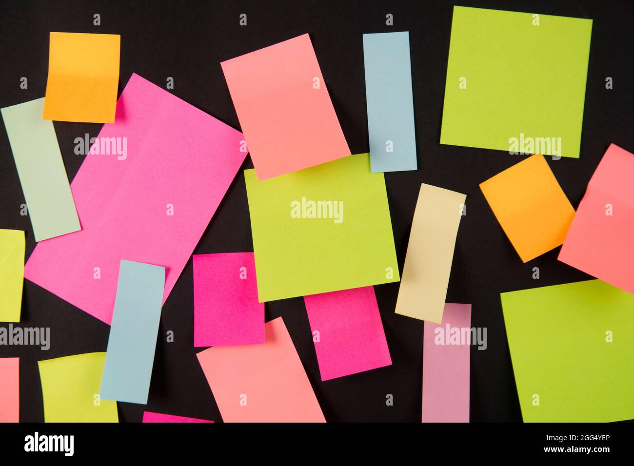 Petites feuilles de papier de couleur à écrire sur les notes Banque D'Images