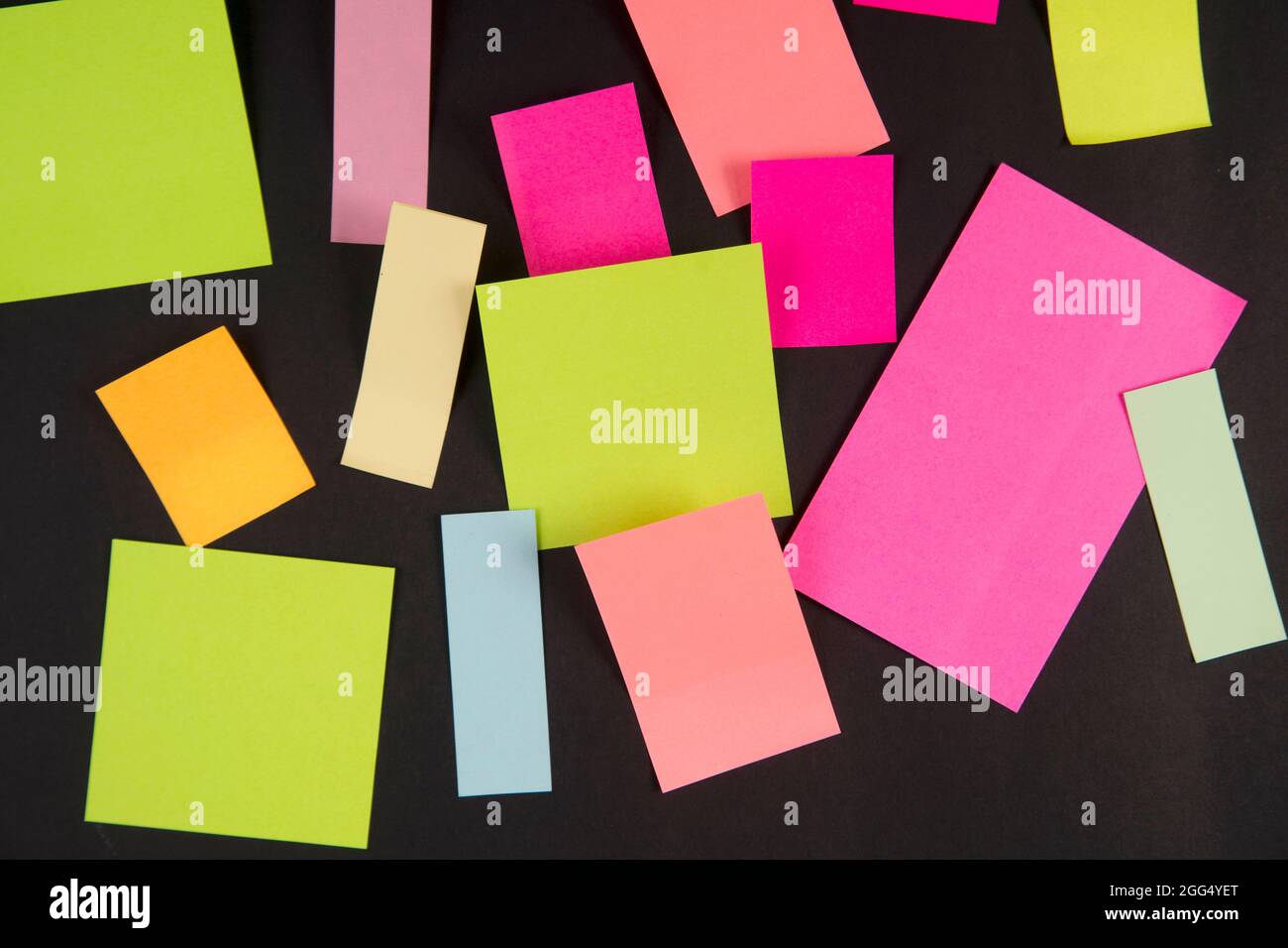 Petites feuilles de papier de couleur à écrire sur les notes Banque D'Images
