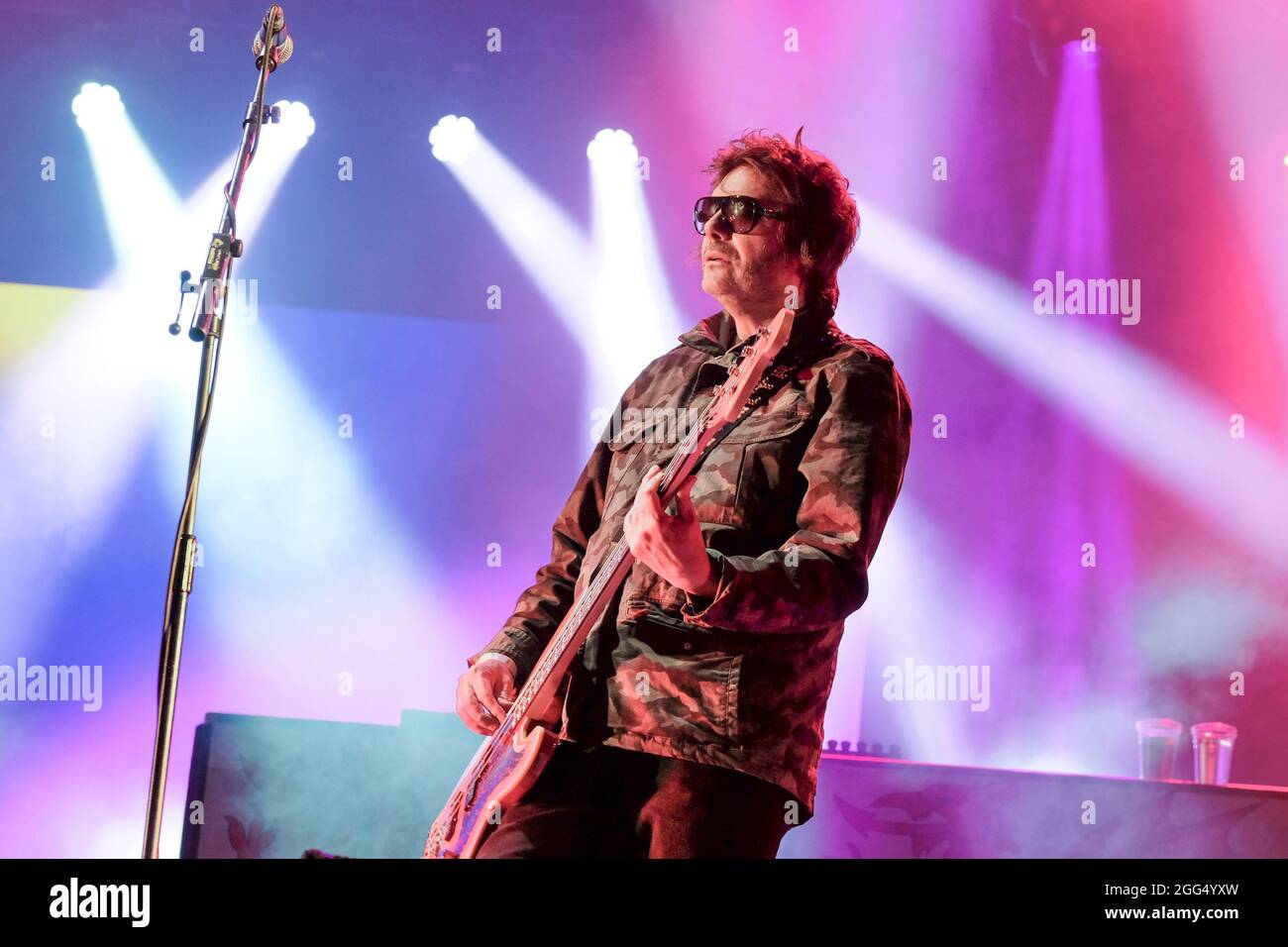 Portsmouth, Royaume-Uni. 28 août 2021. Le lyricien gallois Nicholas Allan Jones, connu sous le nom de Nicky Wire, joue de la guitare basse avec le groupe de rock alternatif gallois The Manic Street Preachers en direct sur scène au Victorious Festival. (Photo par Dawn Fletcher-Park/SOPA Images/Sipa USA) crédit: SIPA USA/Alay Live News Banque D'Images