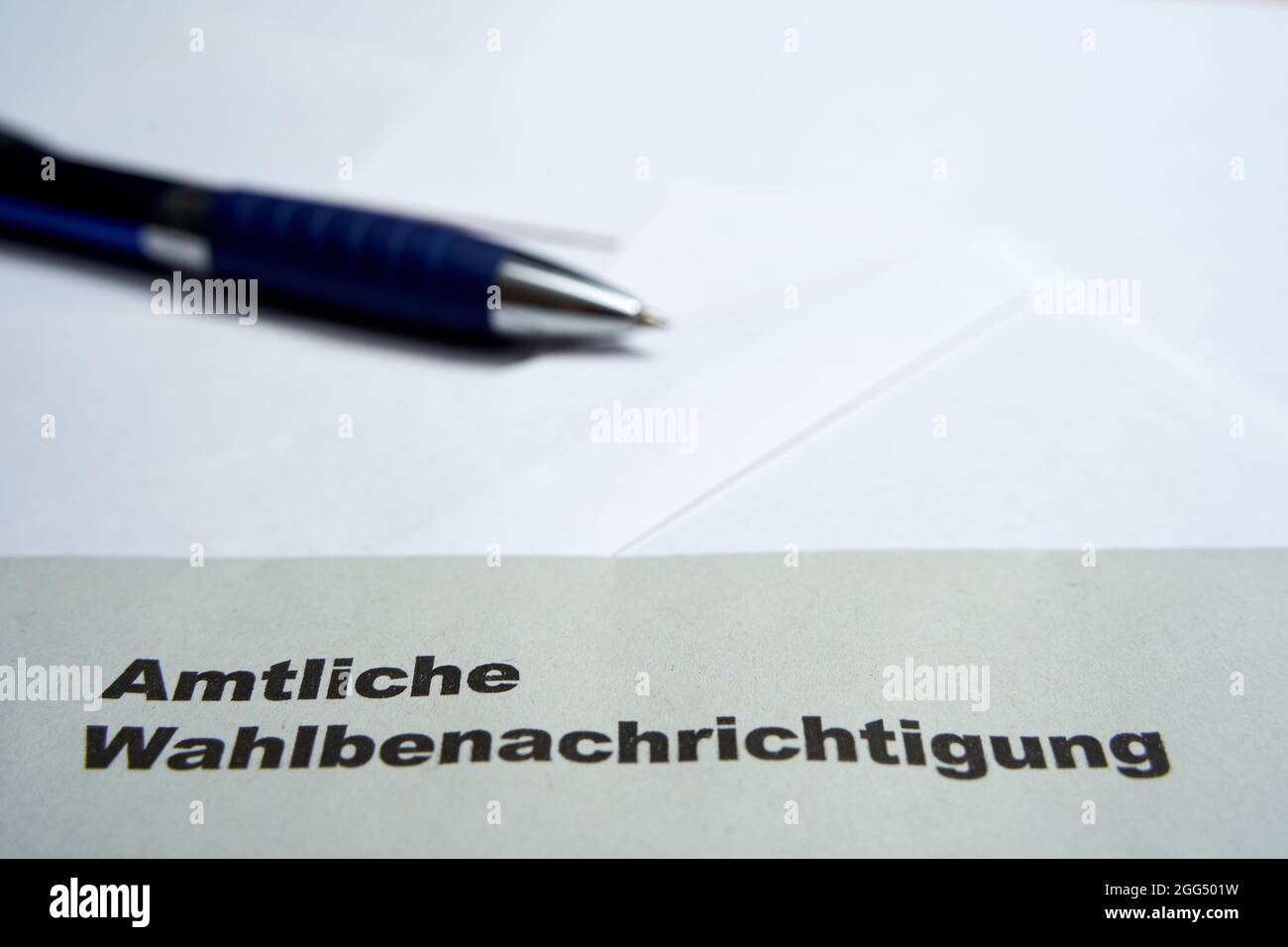 Lettres noires sur enveloppe blanche disant: Notification officielle des élections (allemand: Amtliche Wahlbenachrichtigung). élection fédérale de 2021 en allemagne. Bleu Banque D'Images
