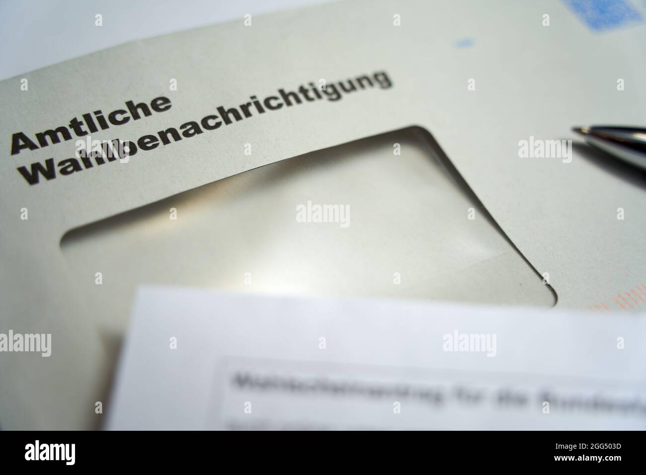 Lettres noires sur enveloppe blanche disant: Notification officielle des élections (allemand: Amtliche Wahlbenachrichtigung). élection fédérale de 2021 en allemagne. Clos Banque D'Images