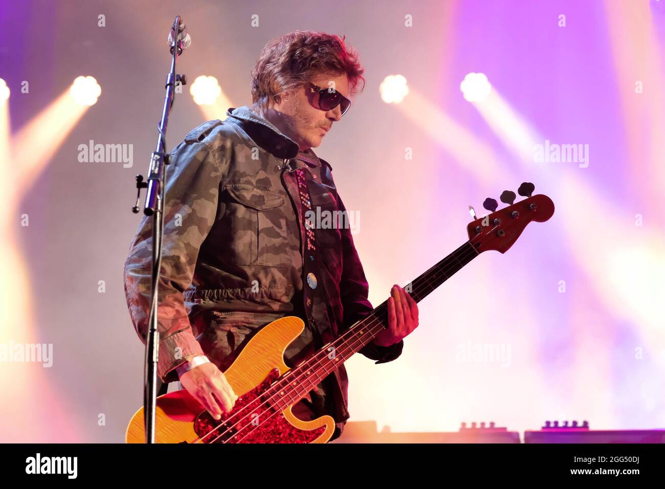 Portsmouth, Royaume-Uni. 28 août 2021. Le lyricien gallois Nicholas Allan Jones, connu sous le nom de Nicky Wire, joue de la guitare basse avec le groupe de rock alternatif gallois The Manic Street Preachers en direct sur scène au Victorious Festival. Crédit : SOPA Images Limited/Alamy Live News Banque D'Images