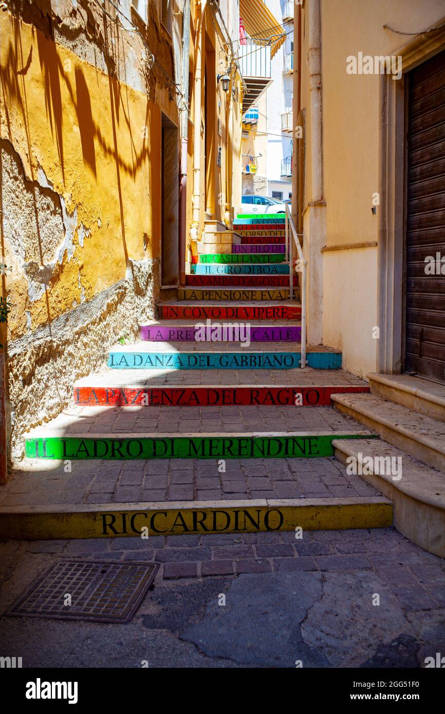 Vue sur l'escalier dédié à l'écrivain sicilien Andrea Camilleri appelé 'A scalunata di Nenè' à Porto Empedocle Banque D'Images