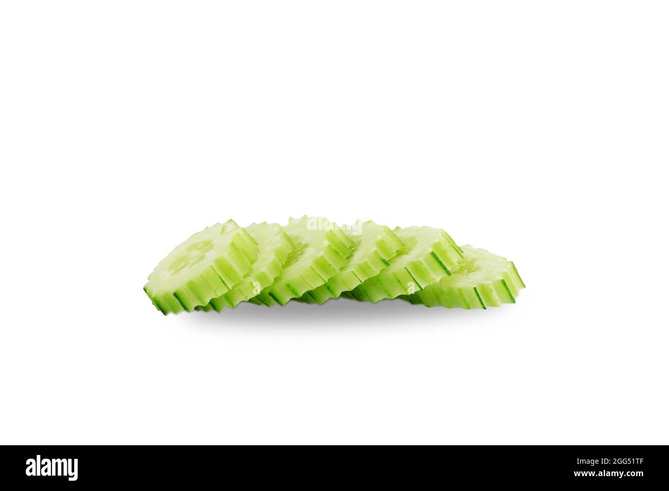 Gros plan sur des tranches de concombre de salade fraîches, isolées sur fond blanc. Banque D'Images