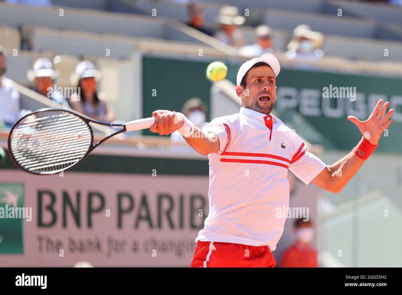 Joueur serbe de tennis Novak Djokovic (SRB) jouant un tir d'avant-main,  tournoi de tennis de l'Open de France 2021, Paris, France Photo Stock -  Alamy