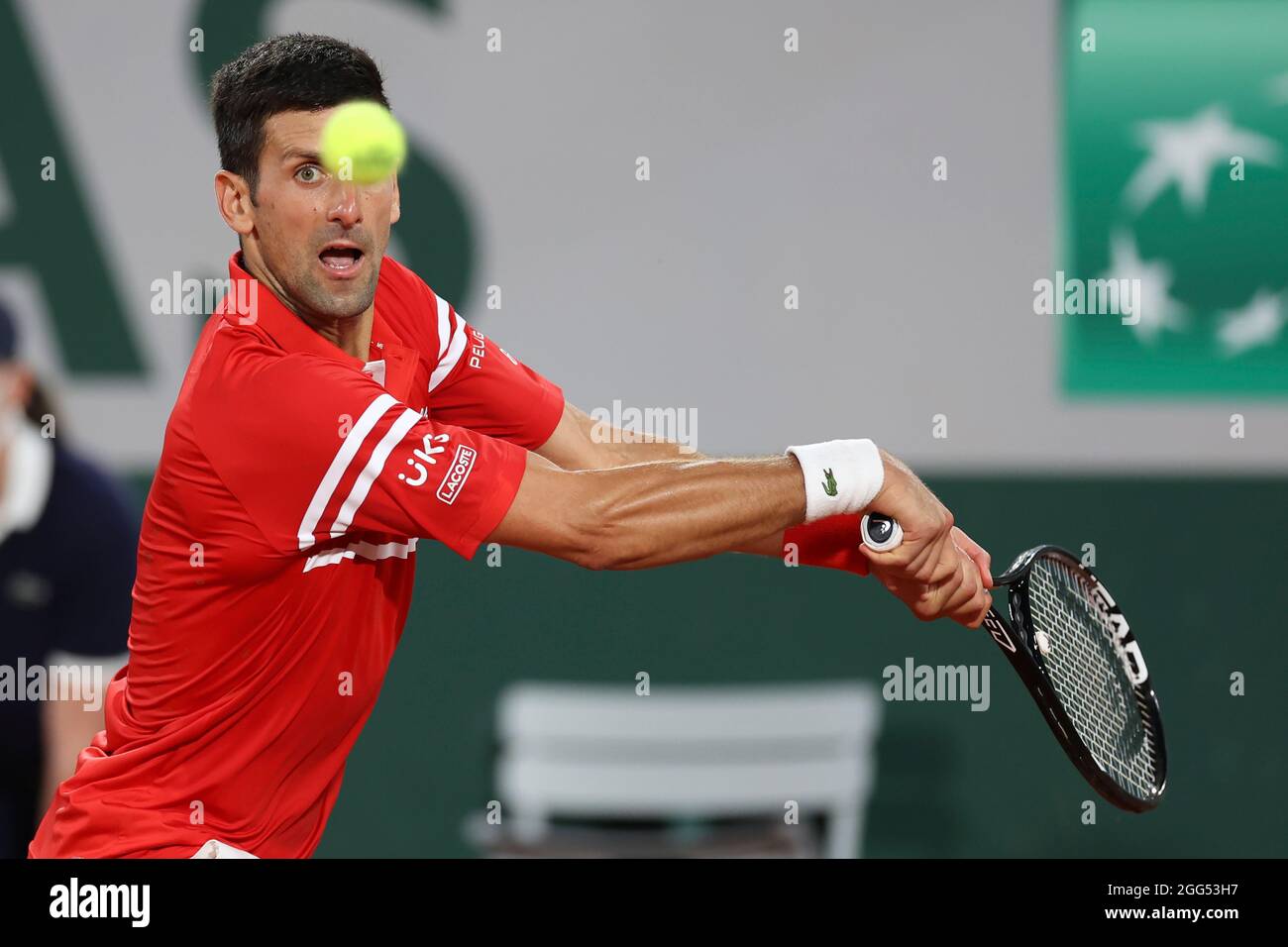 Joueur serbe de tennis Novak Djokovic (SRB) jouant un coup de dos, tournoi de  tennis de l'Open de France 2021, Paris, France Photo Stock - Alamy
