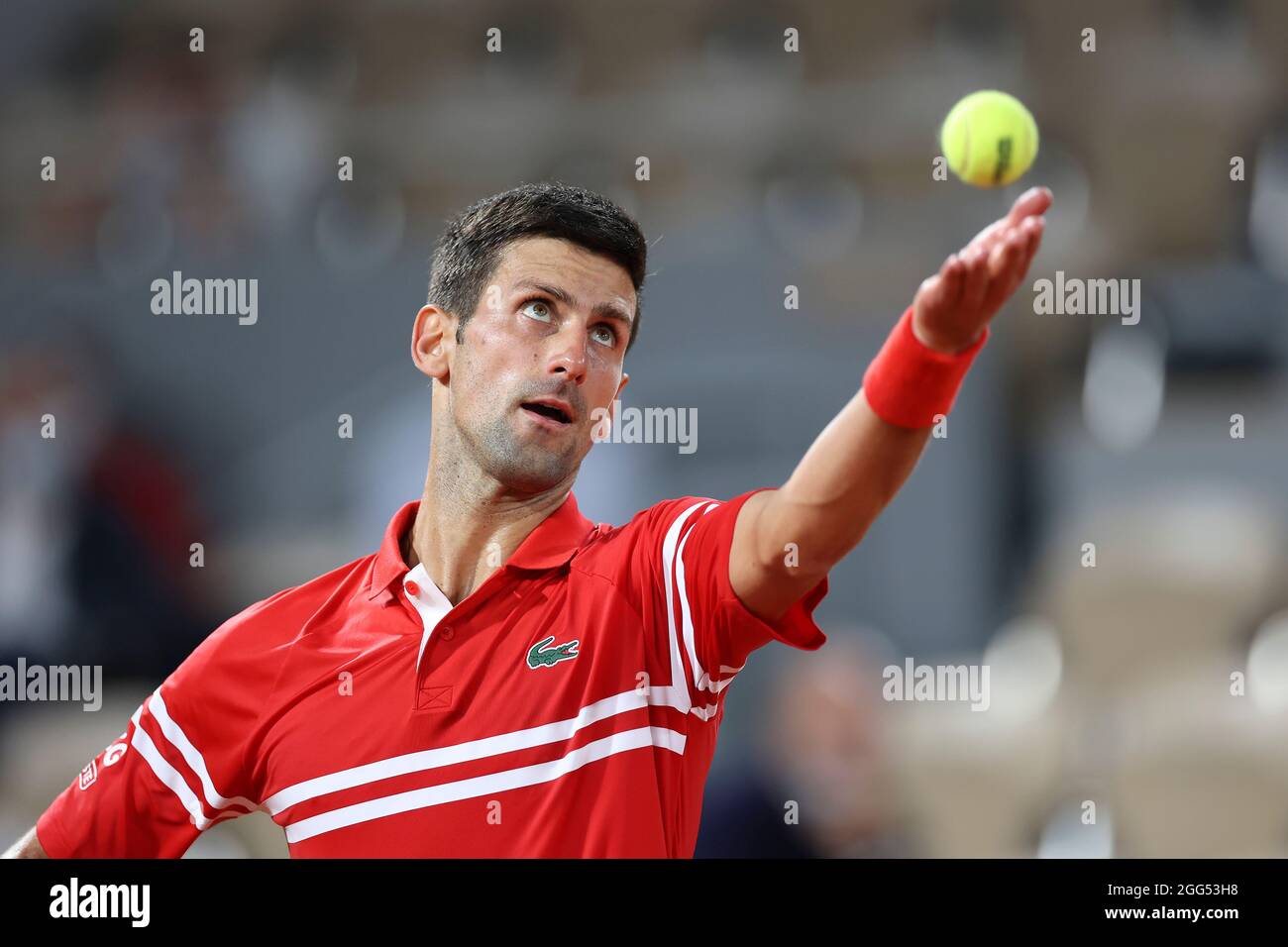 Joueur de tennis serbe Novak Djokovic (SRB) jouant un tir de service, tournoi de tennis ouvert 2021, Paris, France Banque D'Images