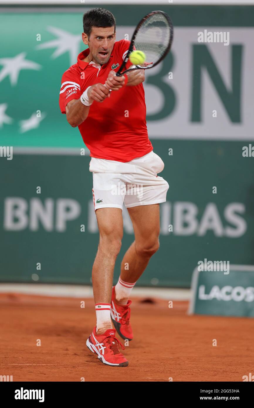 Joueur serbe de tennis Novak Djokovic (SRB) jouant un coup de dos, tournoi  de tennis de l'Open de France 2021, Paris, France Photo Stock - Alamy