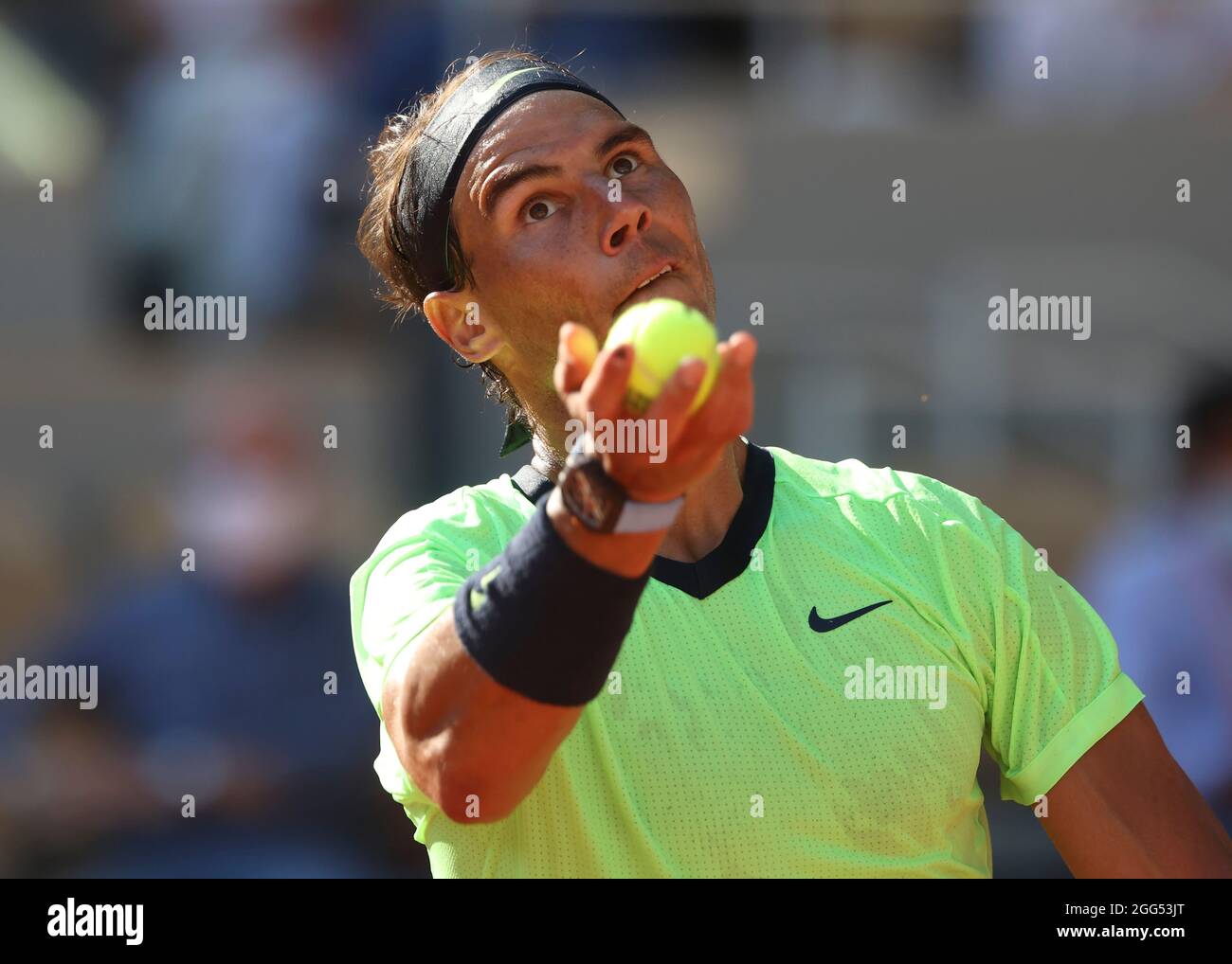 Joueur de tennis espagnol Rafael Nadal jouant un tir de service, tournoi de tennis French Open 2021, Paris, France Banque D'Images