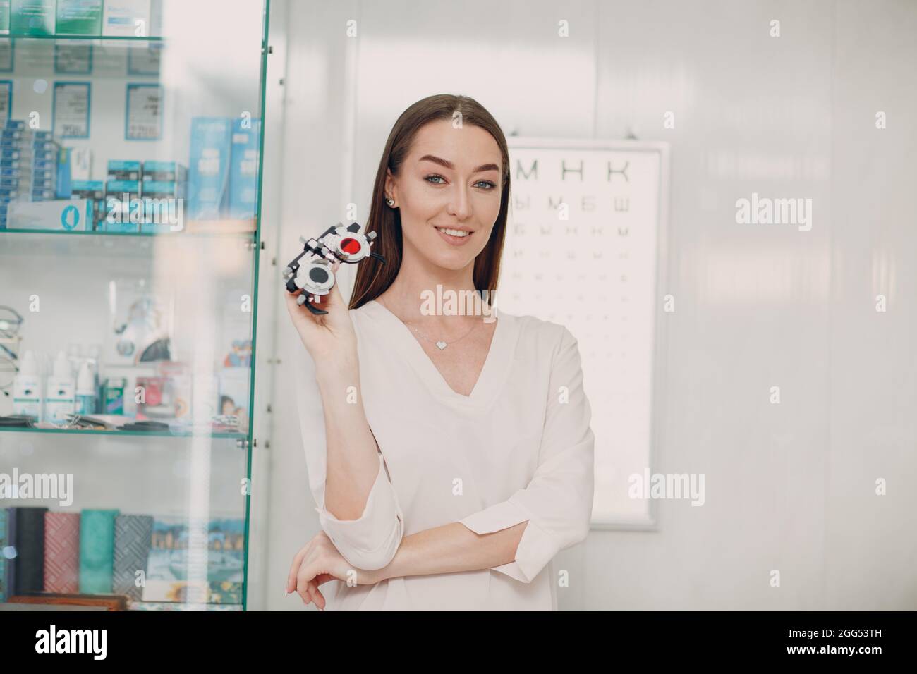 Portrait d'une jeune femme heureuse pendant un examen oculaire à l'opticien optométriste. Banque D'Images