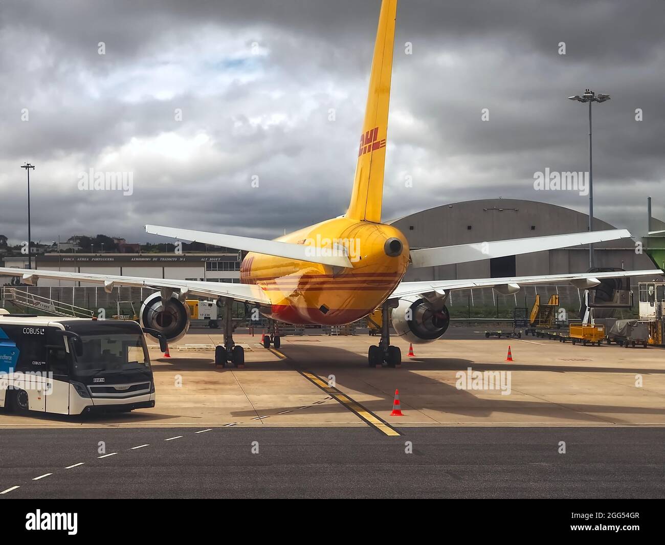 Avion jaune DHL à un aéroport Banque D'Images