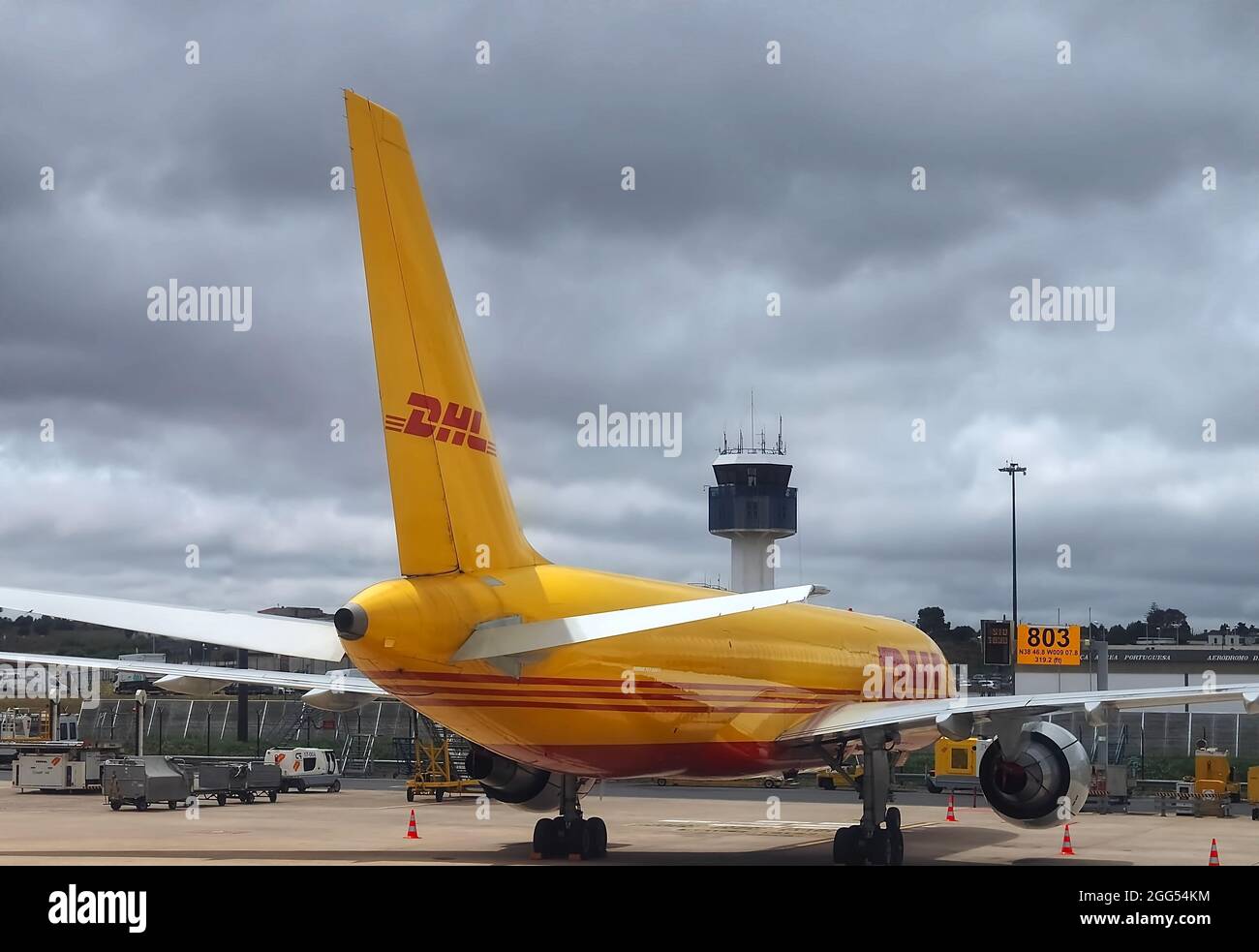 Avion jaune DHL à un aéroport Banque D'Images