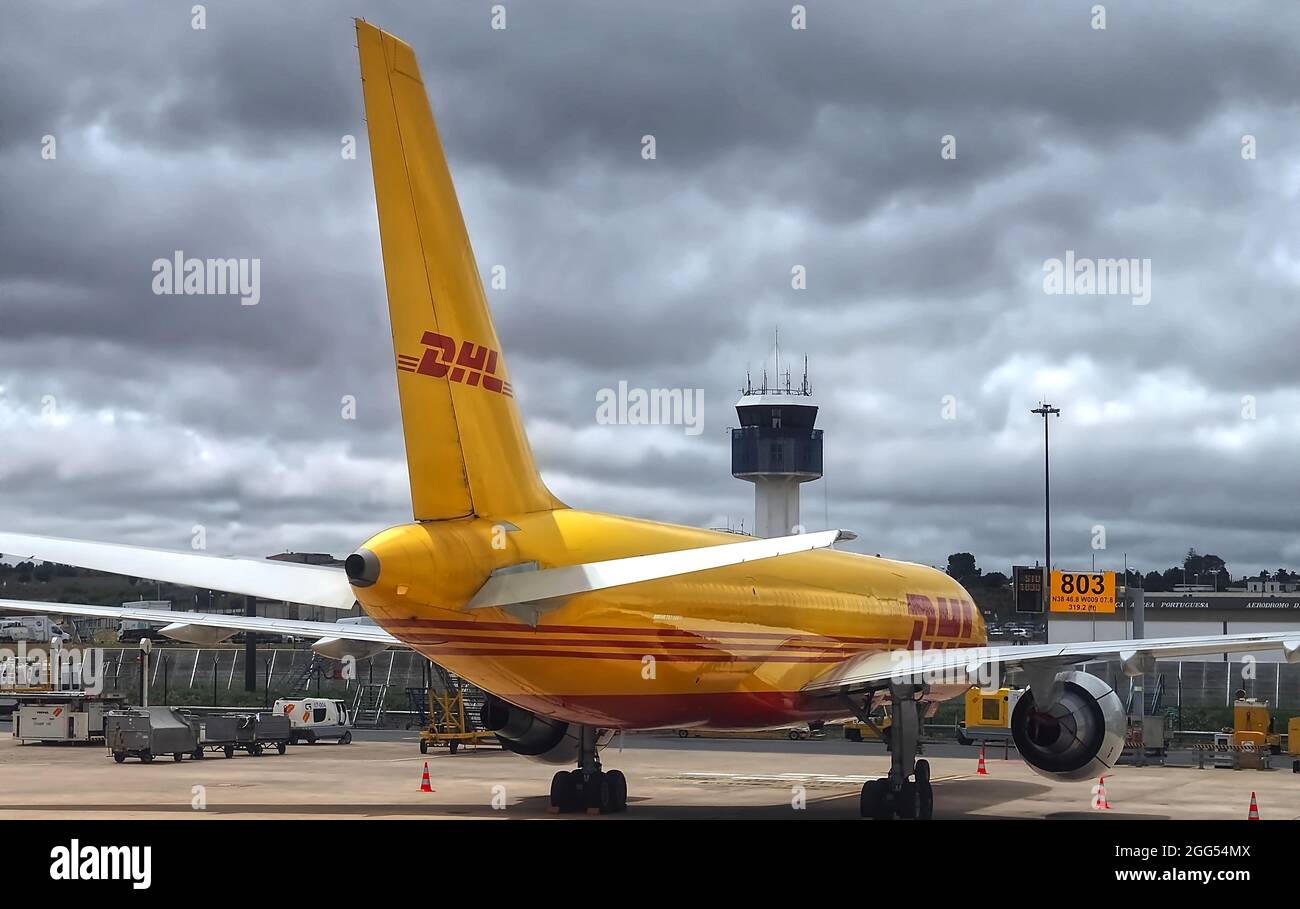 Avion jaune DHL à un aéroport Banque D'Images