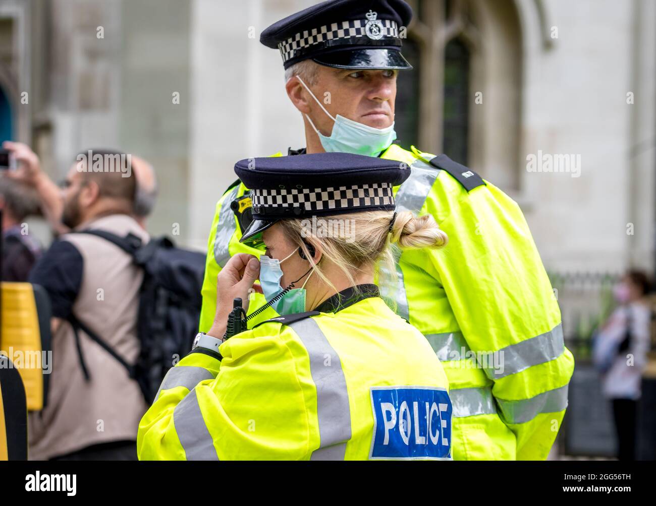 Des policiers masqués qui font la police de la XR manifestent sur la place du Parlement, à Londres, au Royaume-Uni Banque D'Images